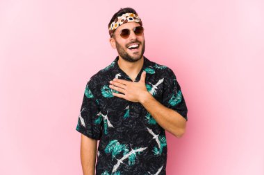 Genç hippi kılıklı adam kahkahalar atıyor. Elini göğsüne koyuyor..