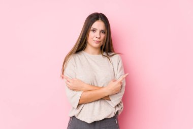 Kafkasyalı genç bir kadın iki seçenek arasında seçim yapmaya çalışıyor..