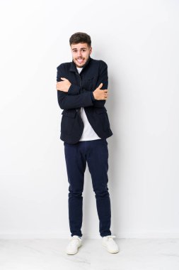 Vücudunun tamamı beyaz, soyutlanmış. Düşük ateş ya da hastalık yüzünden soğuyor..