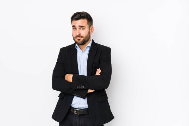 Beyaz bir geçmişe karşı beyaz bir iş adamı. Kameraya alaycı bir ifadeyle bakan mutsuz bir adam..