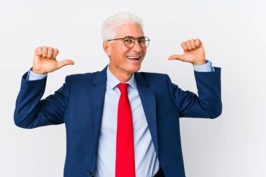 Orta yaşlı Kafkas iş adamı kendini gururlu ve kendinden emin hissediyor, örnek olarak..