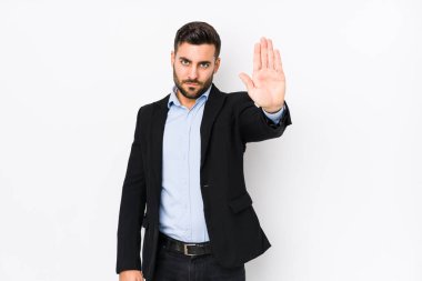 Beyaz bir arka plan karşısında beyaz tenli genç bir iş adamı elini uzatmış, dur işareti göstererek seni engelliyor..