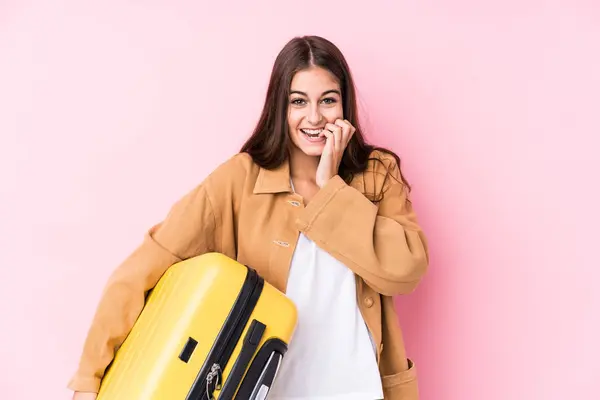 Joven Viajera Caucásica Sosteniendo Una Maleta Aislada Mordiendo Las Uñas — Foto de Stock