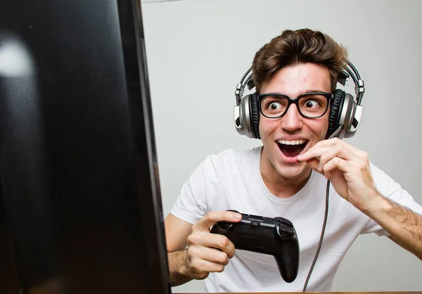 Tiener Kaukasische Man Spelen Computer Games — Stockfoto