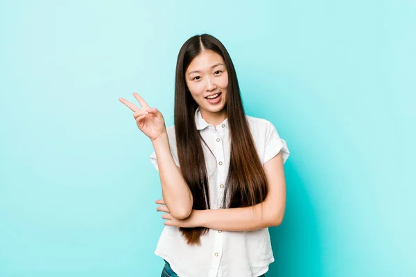 Junge Hübsche Chinesin Fröhlich Und Unbeschwert Zeigt Ein Friedenssymbol Mit — Stockfoto