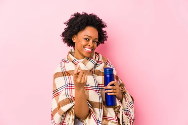 Medioevo Donna Afro Americana Campeggio Isolatopuntando Con Dito Contro Voi — Foto Stock