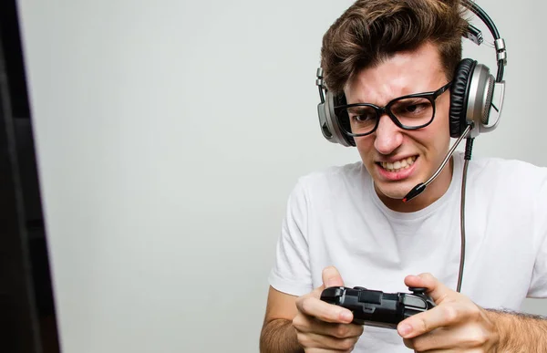 Adolescente Caucásico Hombre Jugando Juegos Ordenador —  Fotos de Stock