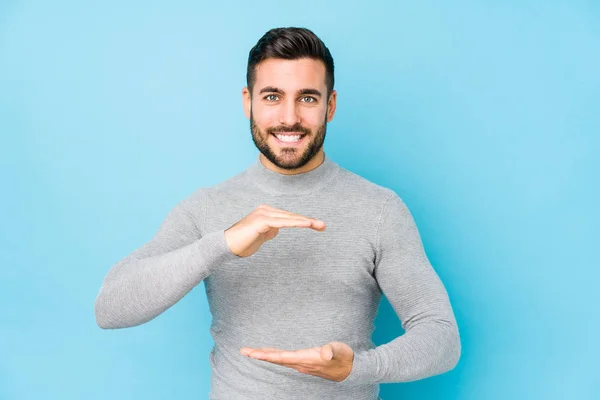 Ung Kaukasier Man Mot Blå Bakgrund Isolerad Håller Något Med — Stockfoto