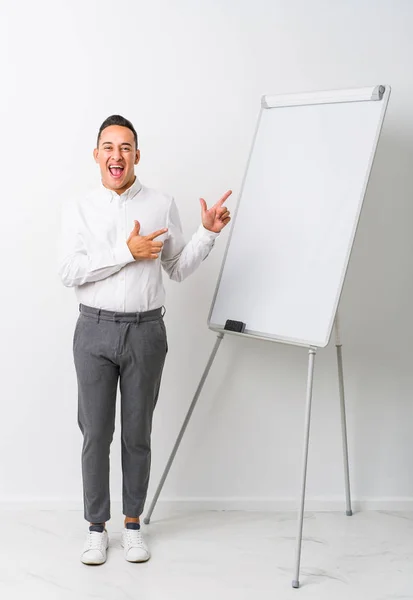 Young Latin Coaching Man Whiteboard Isolated Pointing Forefingers Copy Space — Stock Photo, Image