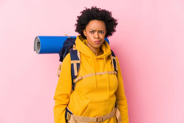 Junge Afrikanisch Amerikanische Backpacker Frau Isoliert Verwirrt Fühlt Sich Zweifelhaft — Stockfoto