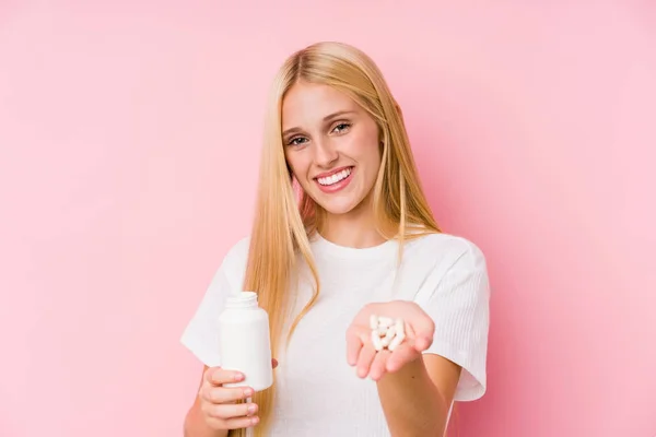 Junge Blonde Frau Nimmt Einige Tabletten Isoliert Auf Einem Schwarzen — Stockfoto