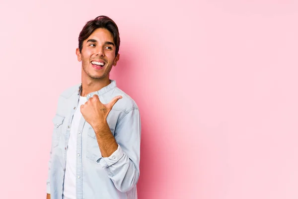 Joven Hombre Caucásico Posando Fondo Rosa Puntos Aislados Con Dedo —  Fotos de Stock