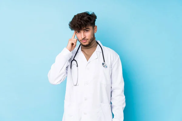 Jovem Árabe Médico Homem Idolatrado Apontando Templo Com Dedo Pensando — Fotografia de Stock