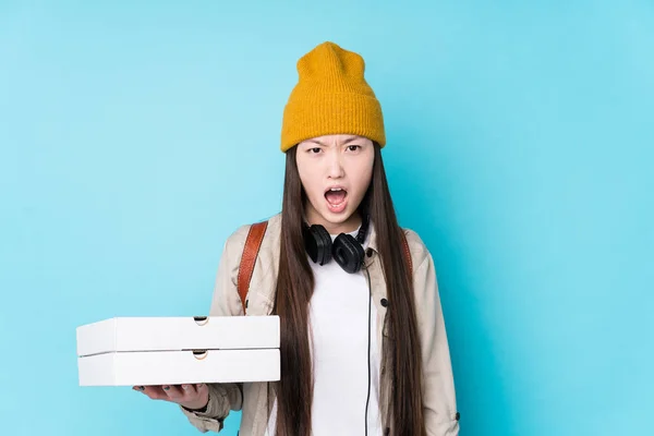 Jonge Chinese Vrouw Met Pizza Geïsoleerd Schreeuwend Erg Boos Agressief — Stockfoto