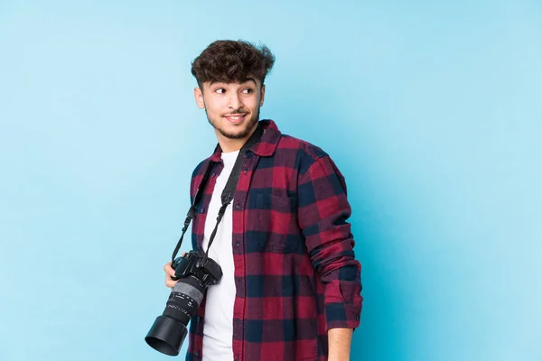 Jovem Fotógrafo Árabe Homem Isolado Olha Para Lado Sorridente Alegre — Fotografia de Stock