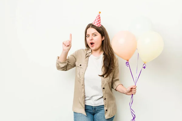 Jovem Mais Tamanho Mulher Curvilínea Celebrando Aniversário Com Uma Ideia — Fotografia de Stock