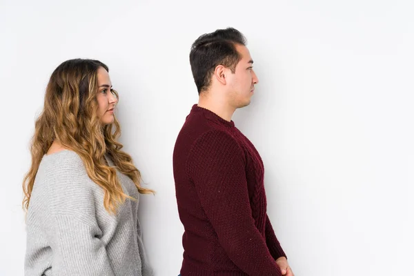 Casal Jovem Posando Fundo Branco Olhando Para Esquerda Pose Lateral — Fotografia de Stock