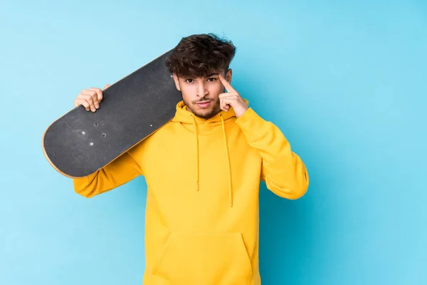 Jovem Árabe Skater Homem Isolado Mostrando Gesto Decepção Com Indicador — Fotografia de Stock