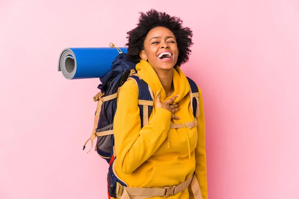 Jovem Afro Americana Mochileira Mulher Isolada Voz Alta Mantendo Mão — Fotografia de Stock