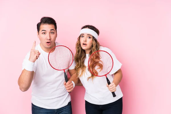 Casal Jovem Jogando Badminton Isolado Ter Uma Ideia Conceito Inspiração — Fotografia de Stock