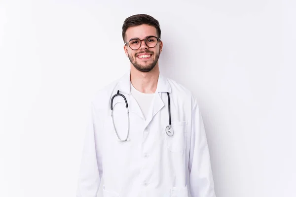 Jovem Homem Médico Caucasiano Isolado Feliz Sorridente Alegre — Fotografia de Stock