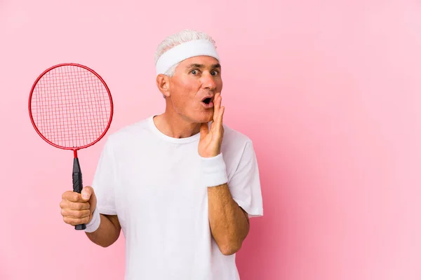 Homme Âge Moyen Jouant Badminton Isolé Dit Une Nouvelle Secrète — Photo