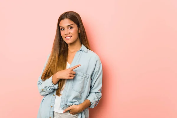 Joven Mujer Delgada Sonriendo Señalando Lado Mostrando Algo Espacio Blanco —  Fotos de Stock