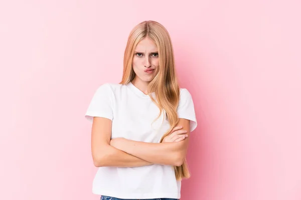 Jovem Loira Fundo Rosa Franzindo Cara Desagrado Mantém Braços Dobrados — Fotografia de Stock