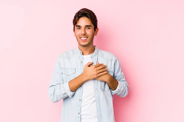 Homem Caucasiano Jovem Posando Fundo Rosa Isolado Tem Expressão Amigável — Fotografia de Stock