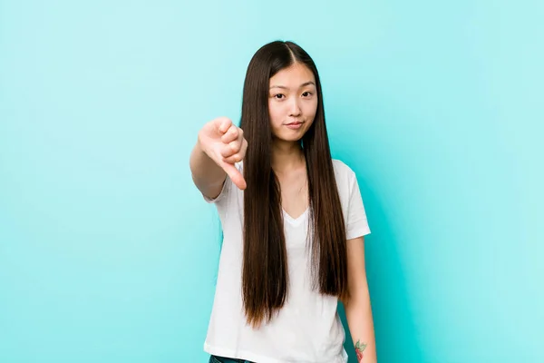 Mulher Chinesa Bonita Nova Mostrando Gesto Antipático Polegares Para Baixo — Fotografia de Stock