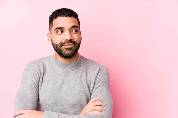 Jovem Latino Contra Fundo Rosa Isolado Sorrindo Confiante Com Braços — Fotografia de Stock