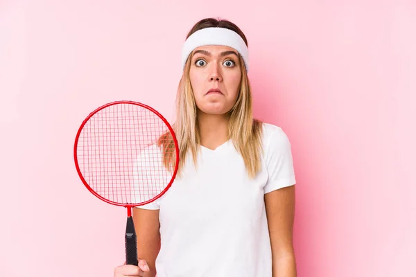 Young Woman Playing Badminton Isolated Shrugs Shoulders Open Eyes Confused — ストック写真