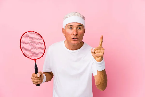Homme Âge Moyen Jouant Badminton Isolé Ayant Une Idée Concept — Photo