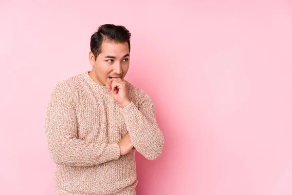 Young Curvy Man Posing Pink Background Isolated Relaxed Thinking Something — 스톡 사진