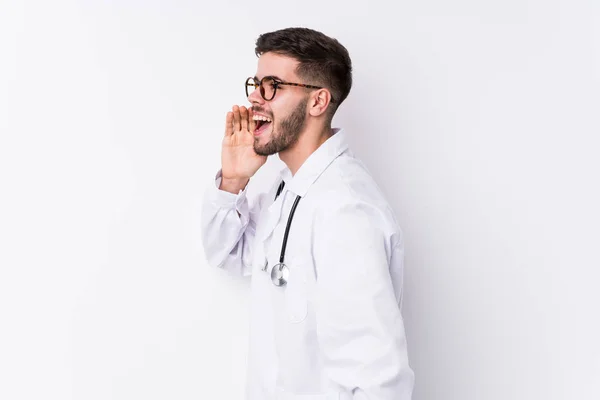 Jovem Homem Médico Caucasiano Isolado Gritando Segurando Palma Perto Boca — Fotografia de Stock