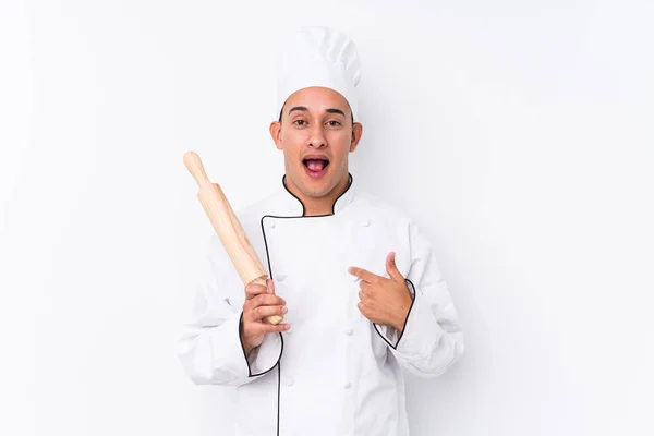 Jovem Chef Latino Isolado Surpreso Apontando Para Mesmo Sorrindo Amplamente — Fotografia de Stock