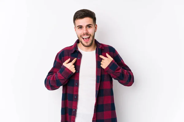 Jovem Caucasiano Posando Fundo Branco Isolado Surpreso Apontando Com Dedo — Fotografia de Stock