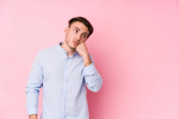 Jonge Blanke Man Poseren Een Roze Achtergrond Geïsoleerd Die Zich — Stockfoto