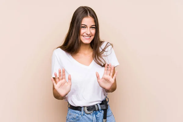 Joven Mujer Caucásica Posando Aislada Rechazando Alguien Mostrando Gesto Disgusto — Foto de Stock