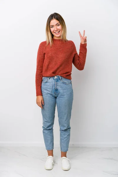 Corpo Pieno Giovane Donna Caucasica Mostrando Segno Vittoria Sorridente Ampiamente — Foto Stock