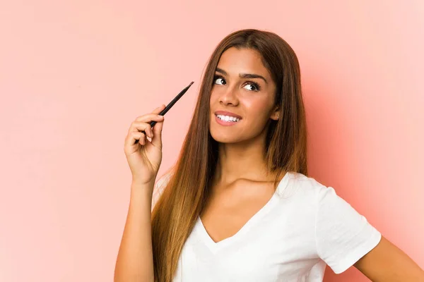 Young Caucasian Woman Holding Eyebrush Isolated — Stock Photo, Image