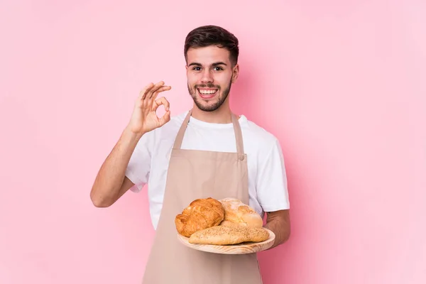 Junge Kaukasische Bäcker Mann Isoliert Fröhlich Und Zuversichtlich Zeigt Geste — Stockfoto