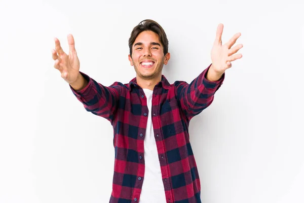 Joven Hombre Caucásico Posando Fondo Rosa Aislado Siente Seguro Dando — Foto de Stock