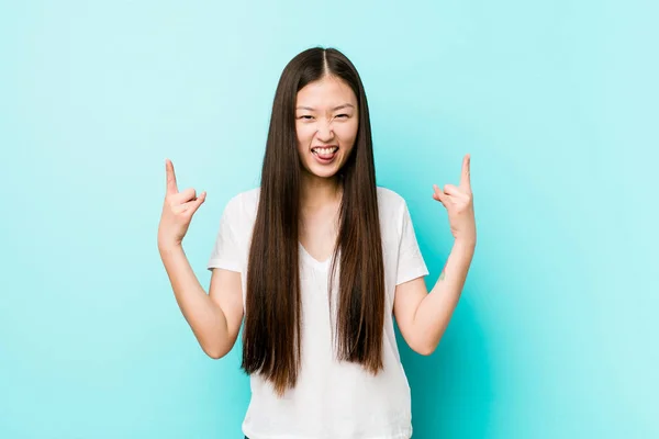 Jovem Mulher Chinesa Bonita Mostrando Gesto Rocha Com Dedos — Fotografia de Stock