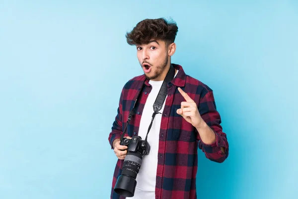 Jovem Fotógrafo Árabe Homem Isolado Ter Uma Ideia Conceito Inspiração — Fotografia de Stock