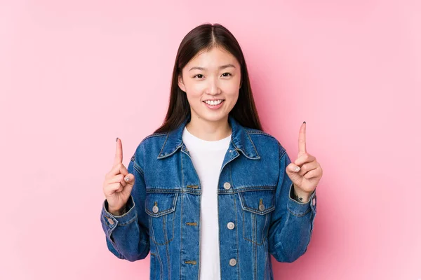 Young Chinese Woman Posing Pink Background Isolated Indicates Both Fore — 스톡 사진