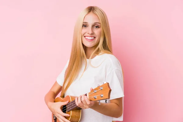 Junge Blonde Frau Spielt Ukelele Isoliert Hintergrund — Stockfoto