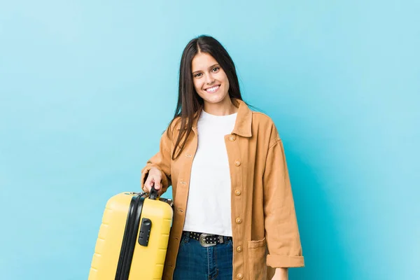 Joven Mujer Caucásica Sosteniendo Una Maleta Feliz Sonriente Alegre — Foto de Stock