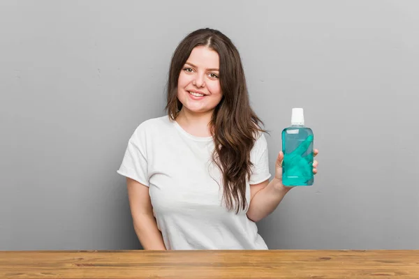 Young Size Curvy Woman Holding Mouthwash Happy Smiling Жизнерадостная — стоковое фото