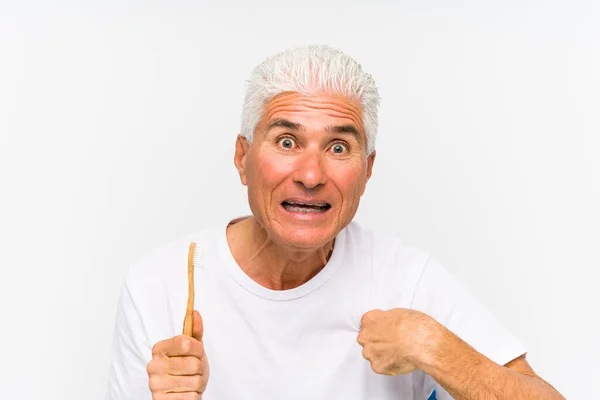 Diş Fırçası Tutan Kıdemli Beyaz Adam Kendini Göstererek Şaşırdı Gülümsedi — Stok fotoğraf